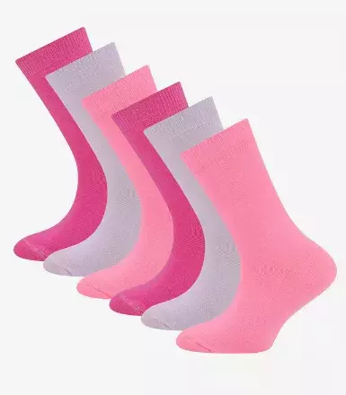 Ponožky k podpatkům už nejsou zločin, staly se naopak trendem jara 2025