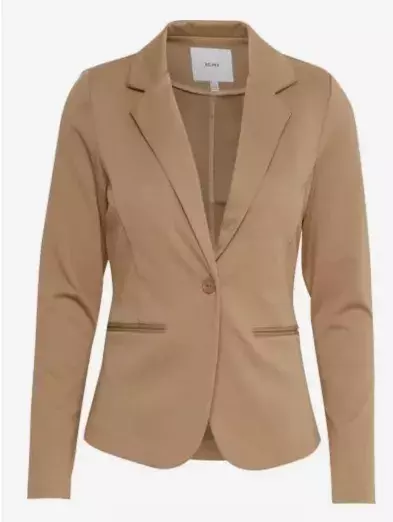 A​ktuální módní trendy pro ženy nad 50 let: Vedou tlumené palety barev, výrazné šaty a transparentní sukně. 