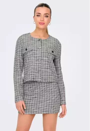 A​ktuální módní trendy pro ženy nad 50 let: Vedou tlumené palety barev, výrazné šaty a transparentní sukně. 