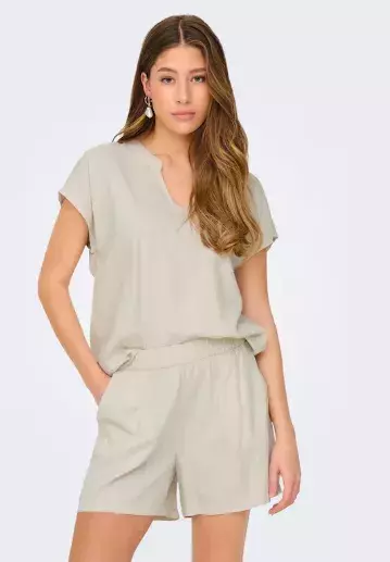 A​ktuální módní trendy pro ženy nad 50 let: Vedou tlumené palety barev, výrazné šaty a transparentní sukně. 