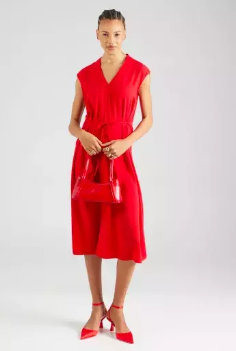 A​ktuální módní trendy pro ženy nad 50 let: Vedou tlumené palety barev, výrazné šaty a transparentní sukně. 