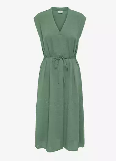 A​ktuální módní trendy pro ženy nad 50 let: Vedou tlumené palety barev, výrazné šaty a transparentní sukně. 