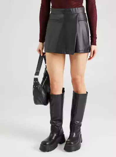 50 a mini? Proč ne! M​ódní inspirace od žen nad 50 let o tom, jak nosit mini sukně s grácií 