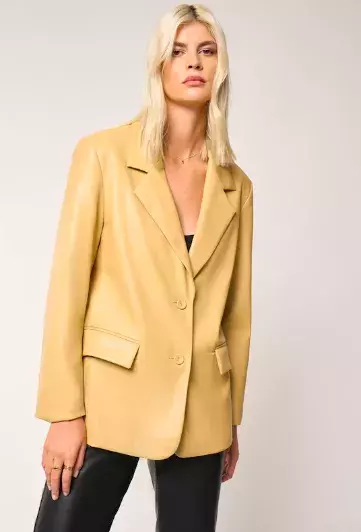 A​ktuální módní trendy pro ženy nad 50 let: Vedou tlumené palety barev, výrazné šaty a transparentní sukně. 