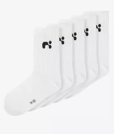 Ponožky k podpatkům už nejsou zločin, staly se naopak trendem jara 2025