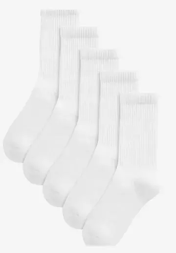 Ponožky k podpatkům už nejsou zločin, staly se naopak trendem jara 2025