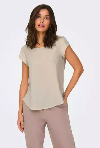 A​ktuální módní trendy pro ženy nad 50 let: Vedou tlumené palety barev, výrazné šaty a transparentní sukně. 