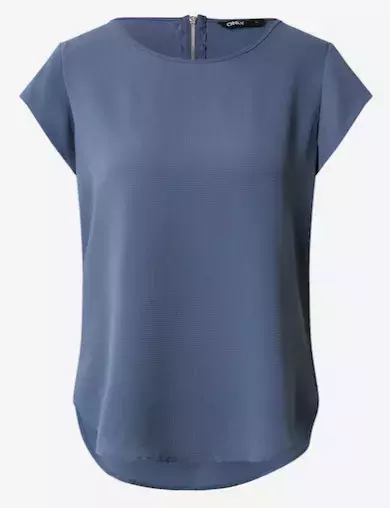 A​ktuální módní trendy pro ženy nad 50 let: Vedou tlumené palety barev, výrazné šaty a transparentní sukně. 