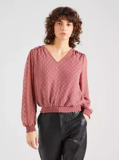 Zpátky do osmdesátek: Puntíky a vycpaná ramena hlásí velkolepý návrat. Hlavně po 50 je noste podle našich tipů