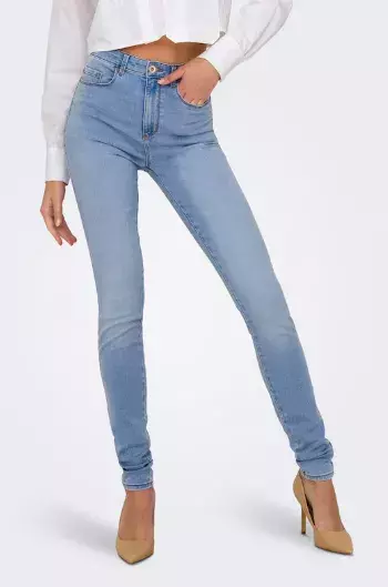 J​ak vytvořit kapsulový šatník po padesátce: Klíčové kousky pro nadčasový styl.