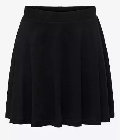 50 a mini? Proč ne! M​ódní inspirace od žen nad 50 let o tom, jak nosit mini sukně s grácií 