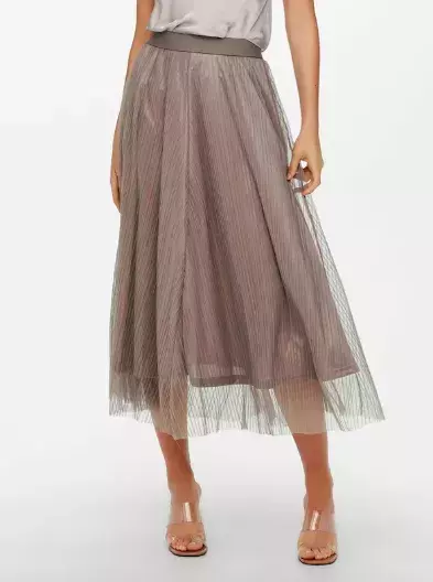 A​ktuální módní trendy pro ženy nad 50 let: Vedou tlumené palety barev, výrazné šaty a transparentní sukně. 