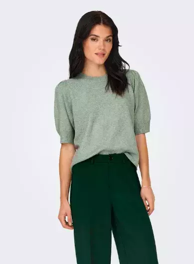 Nebaví vás nosit stále černou? Pak se zaměřte na zelenou