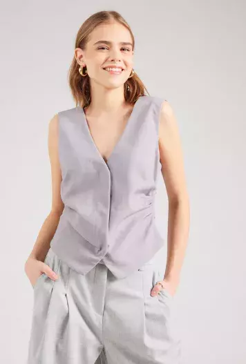 A​ktuální módní trendy pro ženy nad 50 let: Vedou tlumené palety barev, výrazné šaty a transparentní sukně. 