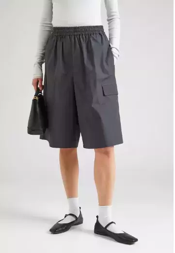 Klasické bermudy jako trend jara 2025: Nevěřili byste, že bermudy sluší každé postavě. Jde jen o to je vhodně zkombinovat