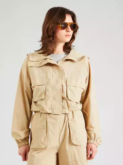 Velká, nesourodá či mimo styl: Jarní bundy s trochou rebélie