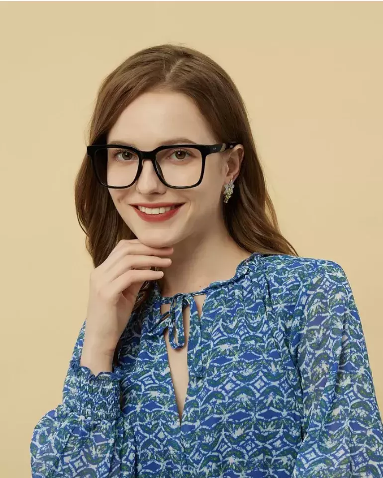 <p>Oversize obroučky čtvercového tvaru jsou trochu extravagantní.</p>
