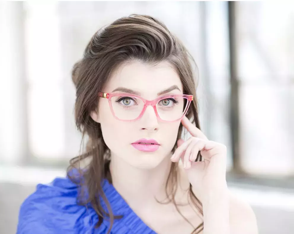 <p>Barevné obroučky můžete sladit s barvou rtěnky či oblečení. </p>
