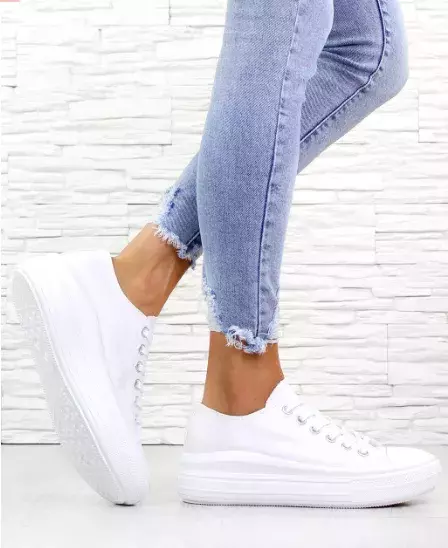 <p>Bílé tenisky na platformě, 540 Kč</p>
