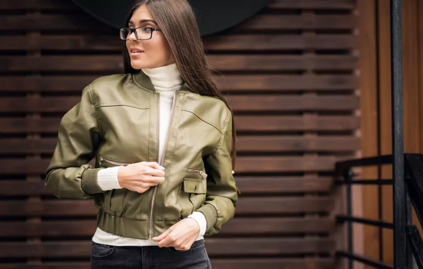 Velká, nesourodá či mimo styl: Jarní bundy s trochou rebélie. Bát se jich nemusí ani zralé ženy