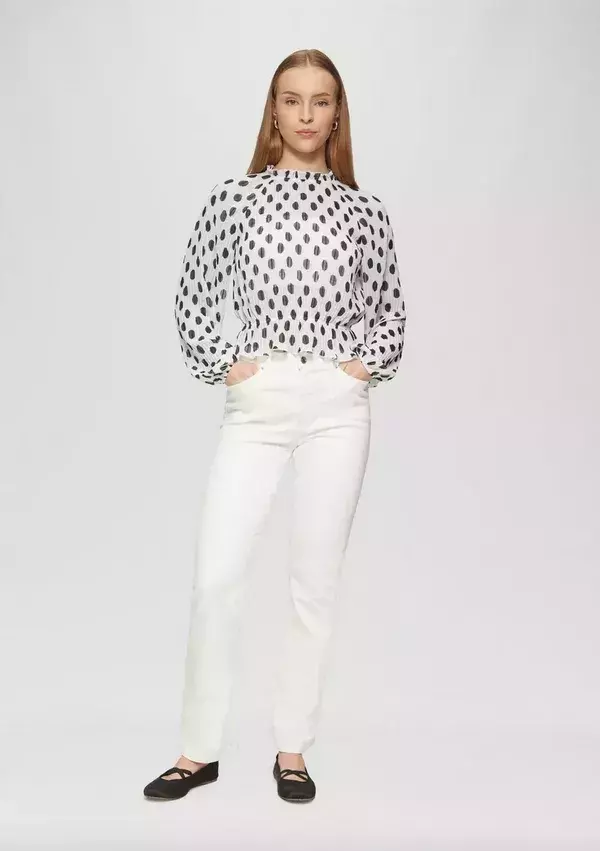 Plisovaná šifonová halenka s puntíkovaným vzorem 