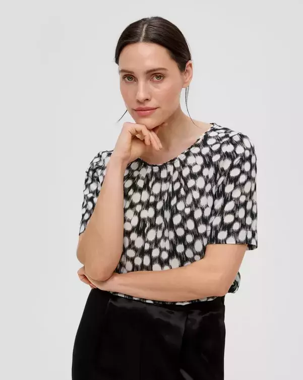 Krepová halenka se skládaným výstřihem