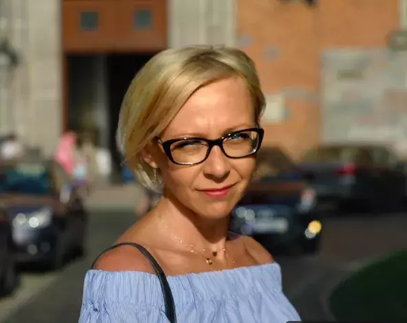 C​hic účesy pro ženy nad 50 let s brýlemi. Objevte účesy, které skvěle doplňují brýle a podtrhují vaši osobnost