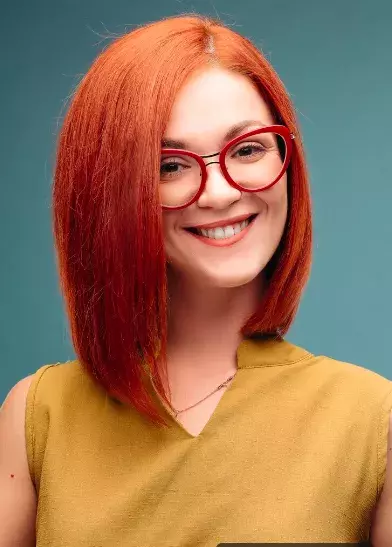 C​hic účesy pro ženy nad 50 let s brýlemi. Objevte účesy, které skvěle doplňují brýle a podtrhují vaši osobnost