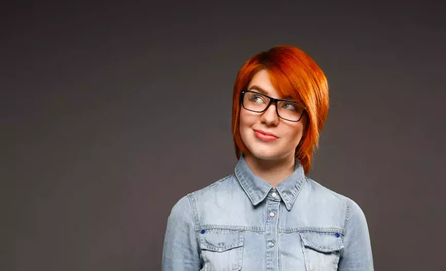 C​hic účesy pro ženy nad 50 let s brýlemi. Objevte účesy, které skvěle doplňují brýle a podtrhují vaši osobnost