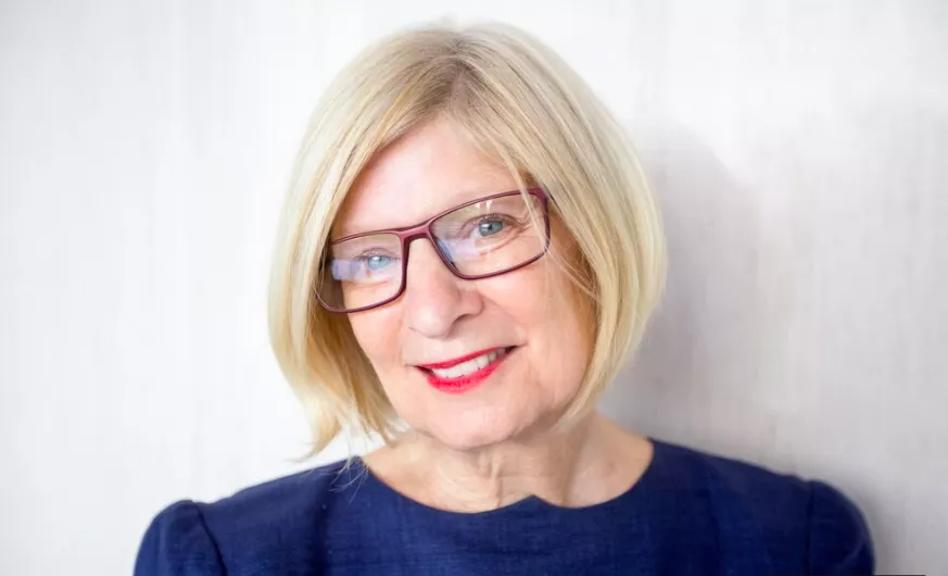 C​hic účesy pro ženy nad 50 let s brýlemi. Objevte účesy, které skvěle doplňují brýle a podtrhují vaši osobnost