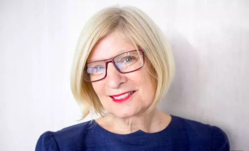 C​hic účesy pro ženy nad 50 let s brýlemi. Objevte účesy, které skvěle doplňují brýle a podtrhují vaši osobnost