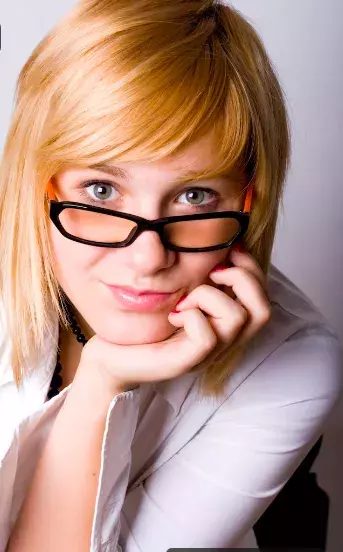 C​hic účesy pro ženy nad 50 let s brýlemi. Objevte účesy, které skvěle doplňují brýle a podtrhují vaši osobnost