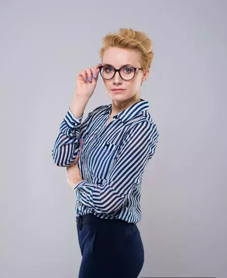 C​hic účesy pro ženy nad 50 let s brýlemi. Objevte účesy, které skvěle doplňují brýle a podtrhují vaši osobnost