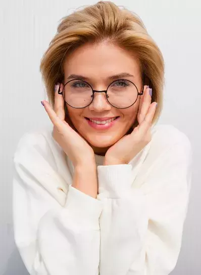 C​hic účesy pro ženy nad 50 let s brýlemi. Objevte účesy, které skvěle doplňují brýle a podtrhují vaši osobnost