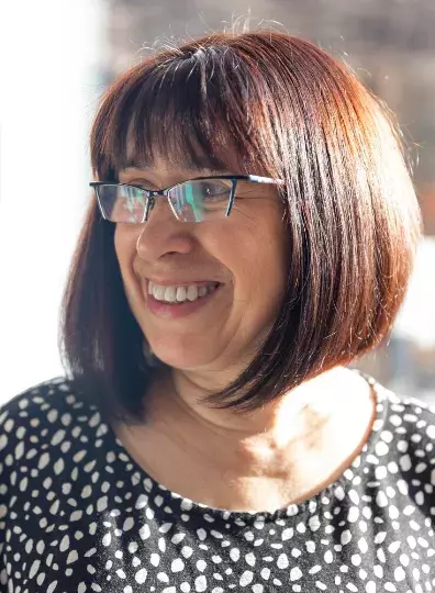 C​hic účesy pro ženy nad 50 let s brýlemi. Objevte účesy, které skvěle doplňují brýle a podtrhují vaši osobnost