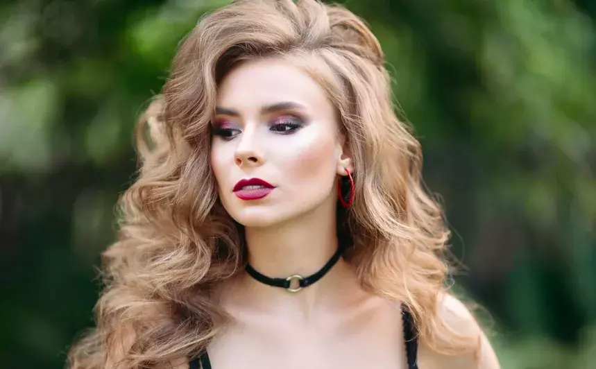 N​ejlichotivější dlouhé účesy pro ženy nad 50 let