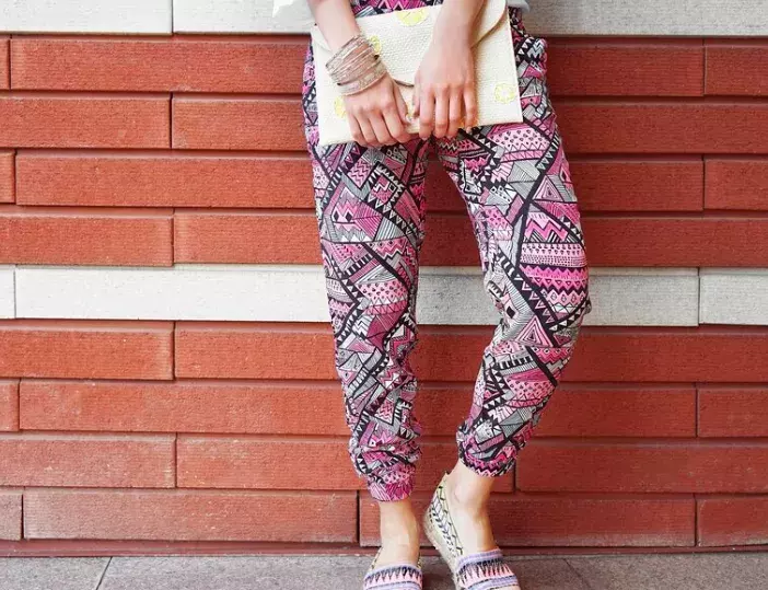 Potištěné kalhoty / kalhoty se vzory: Jak je nosit po padesátce, abyste nevypadala lacině, ale šik, Od leopardího vzoru po abstraktní motivy