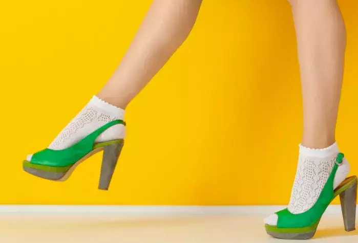 Ponožky k podpatkům už nejsou zločin, staly se naopak trendem jara 2025