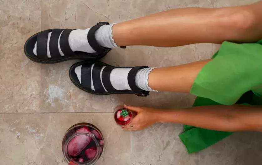 Ponožky k podpatkům už nejsou zločin, staly se naopak trendem jara 2025