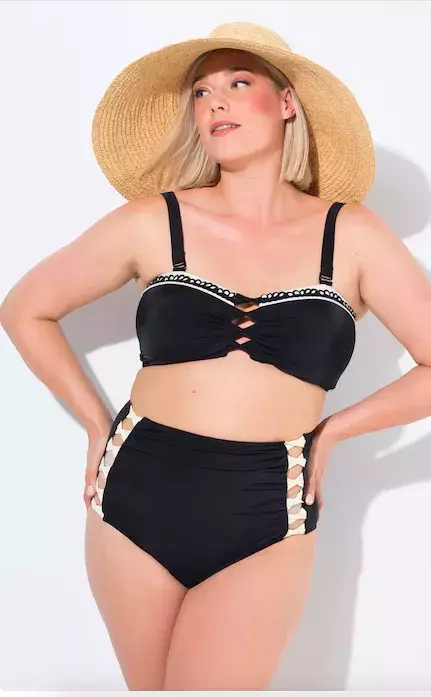 <p>Bikiny s ozdobnými stuhami, měkkými košíčky a vysokým pasem, Ulla Popken, 1299 Kč</p>
