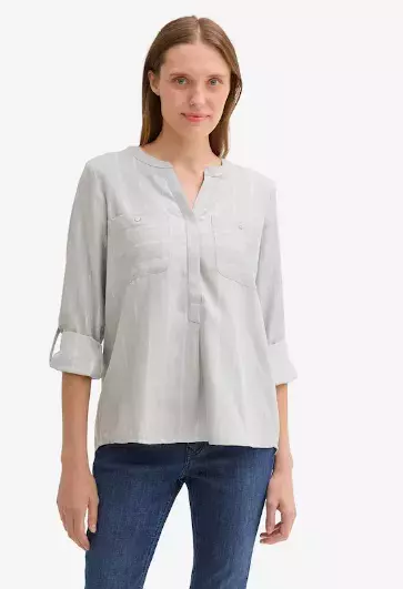 A​ktuální módní trendy pro ženy nad 50 let: Vedou tlumené palety barev, výrazné šaty a transparentní sukně. 