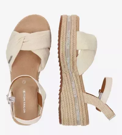 Nejpohodlnější sandály na jaro / léto 2025: Vypadají jako po babičce