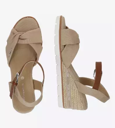 Nejpohodlnější sandály na jaro / léto 2025: Vypadají jako po babičce