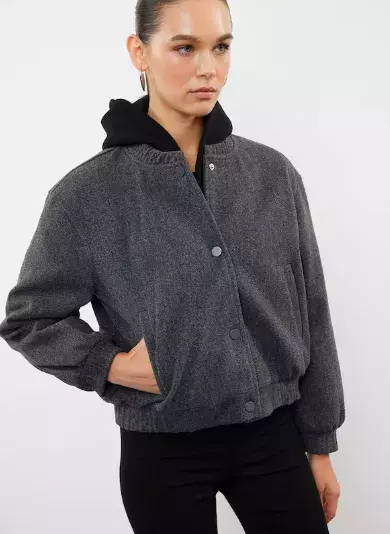 Velká, nesourodá či mimo styl: Jarní bundy s trochou rebélie