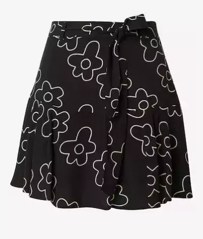 50 a mini? Proč ne! M​ódní inspirace od žen nad 50 let o tom, jak nosit mini sukně s grácií 