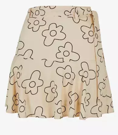 50 a mini? Proč ne! M​ódní inspirace od žen nad 50 let o tom, jak nosit mini sukně s grácií 