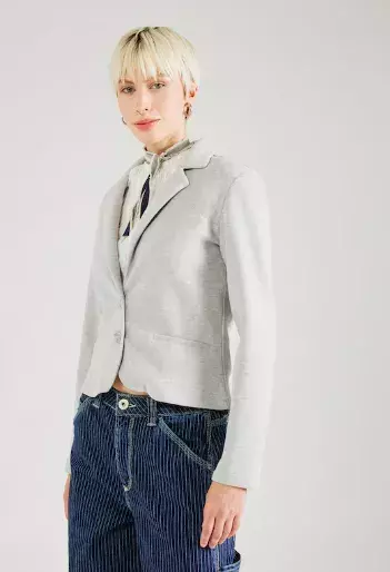 A​ktuální módní trendy pro ženy nad 50 let: Vedou tlumené palety barev, výrazné šaty a transparentní sukně. 