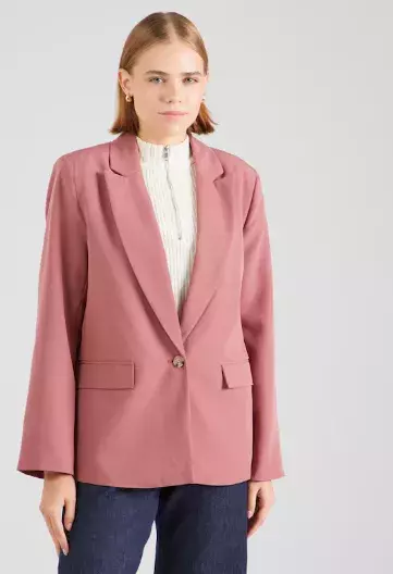 Zpátky do osmdesátek: Puntíky a vycpaná ramena hlásí velkolepý návrat. Hlavně po 50 je noste podle našich tipů