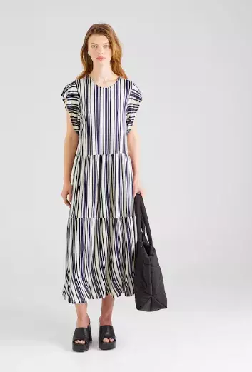 Bez šatů ani ránu: Sezónu jaro / léto 2025 ovládnou proužky