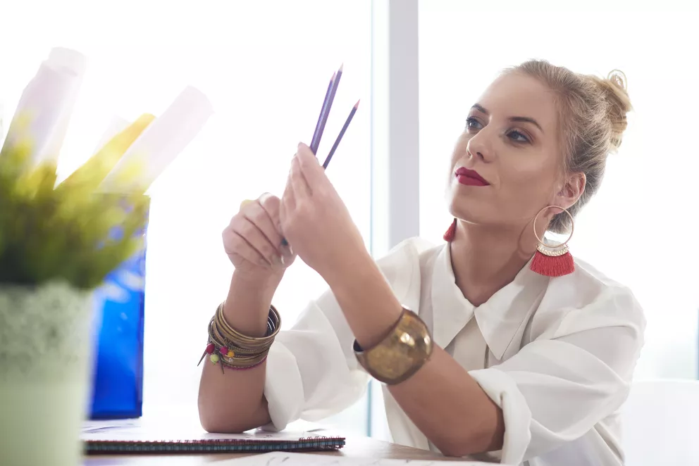 žena konttoluje, jak jsou ostrouhané tužky